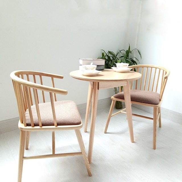 Bàn ghế gỗ tròn cafe đơn giản và hiện đại